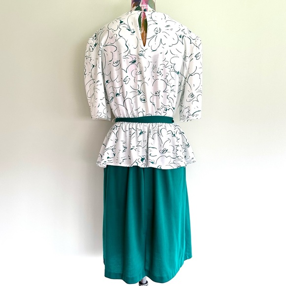 🦚VINTAGE 80s Green Knit Floral Peplum Belted Short Sleeve Dress - Picture 4 of 8